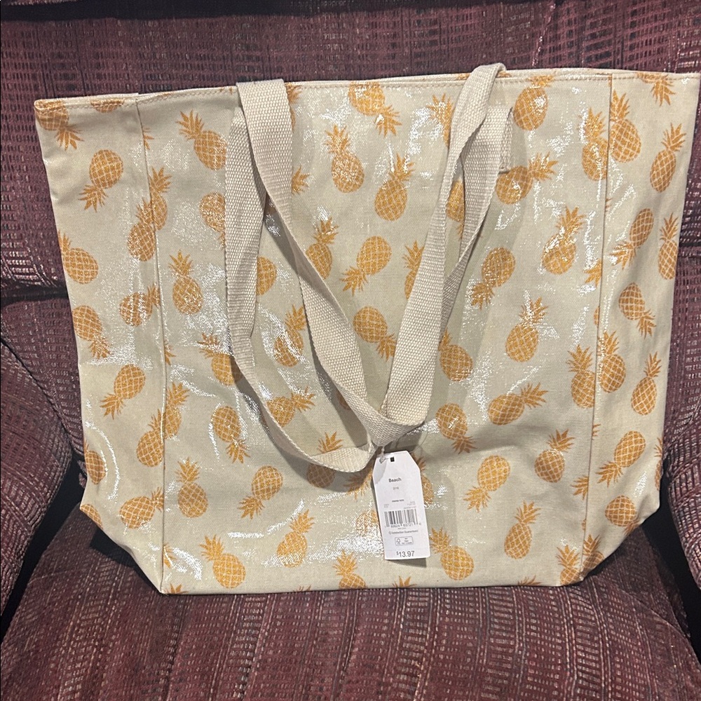 Time and Tru Cream and Gold Pineapple beach tote